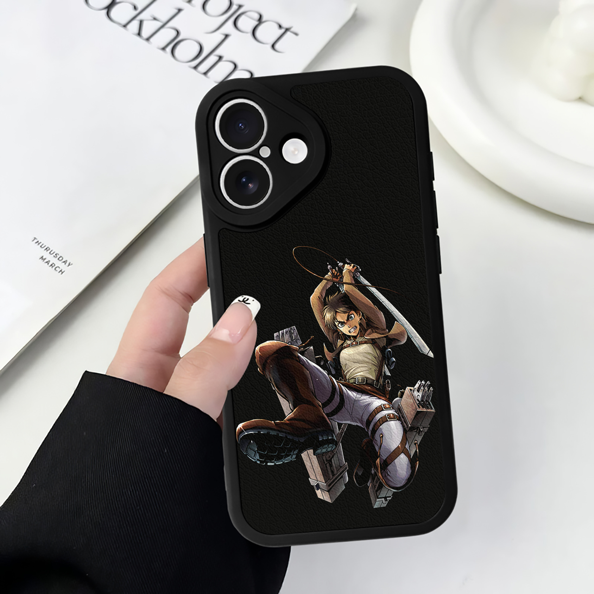 （画像用） 進撃の巨人 エレン･イェーガー Attack on Titan Eren Jäger 【iPhone 16シリーズ対応】シリコンスマホケース（レザー調） 材質：シリコン